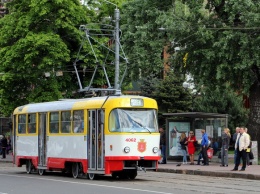 Почти перевернулся: в Одессе трамвай сошел с рельсов и сбил пешехода