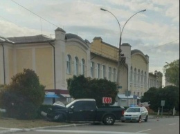 В Харьковской области мужчина сел пьяным за руль и на пикапе «Dodge» снес дерево, - ФОТО