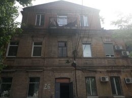 Дом трещит по швам: в Днепре владелец квартиры на крыше сделал надстройку