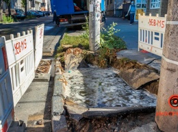 В Днепре на Чернышевского студентка упала в яму с водой