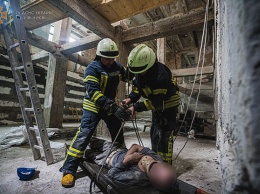 В Киеве на стройплощадке человек провалился в подвальное помещение (фото, видео)