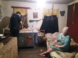 Хотела свести счеты с жизнью: под Харьковом патрульные помогли слепой женщине, которая голодала