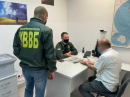 В аэропорту "Борисполь" иностранец пытался с помощью взятки попасть на территорию Украины