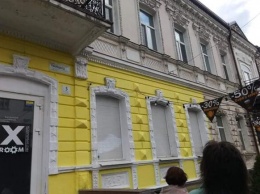 Желтое пятно: в центре Днепра изуродовали фасад исторического здания