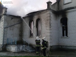 Под Киевом дотла сгорела церковь (фото, видео)