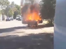 В Херсоне прямо на проезжей части загорелся автомобиль