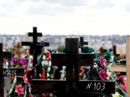 Черная магия в Ромнах: кадровик горсовета подсыпала коллегам землю с кладбища