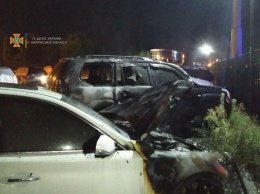 Ночью на парковке в Харькове неизвестные подожгли автомобиль "Infinity": огонь перекинулся на соседнюю машину, - ФОТО