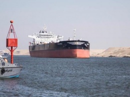 Севший на мель танкер перекрыл судоходство по Суэцкому каналу