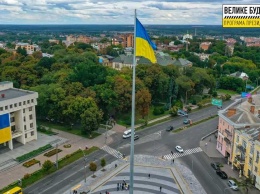 Обновленный сквер с крупнейшим украинским флагом в Полтаве становится любимой локацией горожан