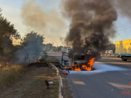 На выезде из Днепра полыхает Renault: огонь перебросился на траву