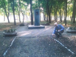 В Днепре дедушка самостоятельно убирает памятник Красносельскому