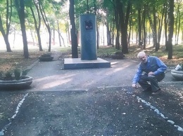 В Днепре 80-летний житель самостоятельно ухаживает за памятником Александру Красносельскому