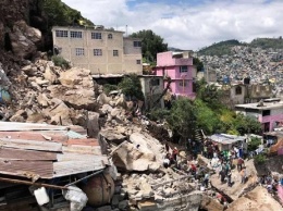 В Мексике скала обрушилась на жилые дома