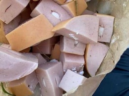 В Днепровском районе Киева неизвестные живодеры разбросали колбасу с ядом
