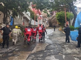 В Мексике скала рухнула на жилые дома