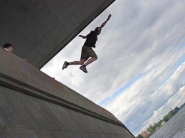Стало жарко: мужчина прыгнул с Мерефо-Херсонского моста