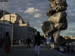 NZZ: "Москвичи увидели в скульптуре Урса Фишера огромную кучу дерьма - делает ли это их культурными невеждами
