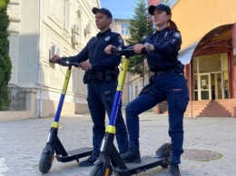На Закарпатье запустили полицейский патруль на электросамокатах