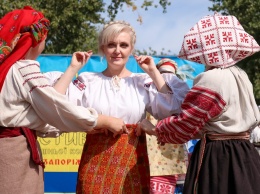 Запорожская пара обвенчалась на фестивале домашней консервации