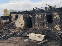 На Харьковщине спасатели четыре часа тушили пожар в частном доме: пожилая хозяйка получила ожоги, - ФОТО