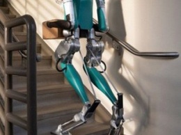 Человекоподобный робот научился карабкаться по лестнице