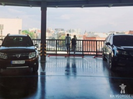 Вместо смотровой площадки: паркинг в центре Харькова стал местом для свиданий и фотосессий