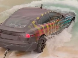 Американец утопил свою Tesla в воде, но электромобиль справился