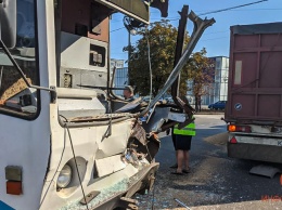 В Днепре возле речпорта столкнулись трамвай и зерновоз: есть пострадавшие