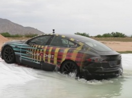 Tesla-амфибия: смогла ли Model S переплыть бассейн глубиной два метра?