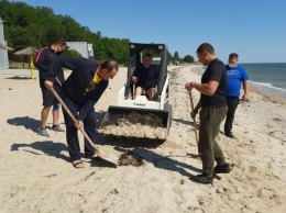 В курортном поселке под Мариуполем с пляжа убрали 300 кг мусора, - ФОТО