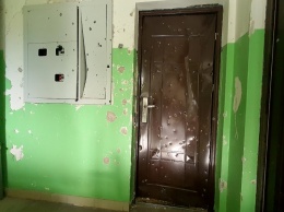В Трехизбенке люди вывозят мебель из разрушенных квартир, пострадавших после обстрела боевиков «ЛНР» (фото)