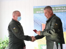Офицера криворожской воинской части 3011 командование поощрило за успешное выполнение задач нацгвардейцами по охране общественного порядка в Киеве