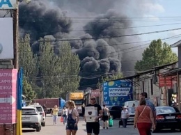 Небо стало черным - в Херсоне неподалеку от железнодорожного возгорания произошел сильный пожар