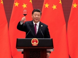 Не время сейчас. Байден хотел посмотреть в глаза Си Цзиньпину, но лидер Китая считает - рано