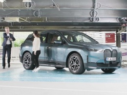 BMW iX сам паркуется и заряжает батарею (ВИДЕО)