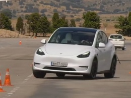 Tesla Model Y проверили на устойчивость и маневренность на дороге: видео