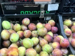 Лапают и надкусывают: днепряне возмущены, как некоторые покупатели супермаркета мацают овощи и фрукты
