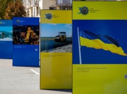 Знаковые люди, события и места «застыли» на снимках: в Кривом Роге установили фотостенды, посвященные независимости Украины