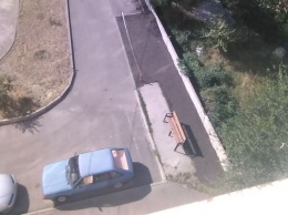 Сделал парковку с ограждением: в Днепре мужчина захватил землю во дворе многоэтажки