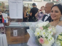 Пара из Москвы приехала на бракосочетание в Евпаторию и из ЗАГСа явилась на избирательный участок