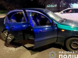 В Черновцах мужчина во время движения стрелял в авто, где находились трое детей
