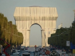 В Париже «упаковали» Триумфальную арку