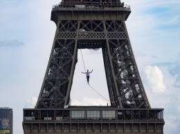 В Париже канатоходец прошел более полукилометра на высоте 70 метров