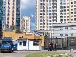 У российского консульства в Одессе дежурят полицейские: ни избирателей, и протестующих пока нет