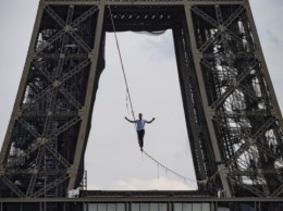 На высоте 70 метров: француз прошелся по канату между Эйфелевой башней и театром Шайо