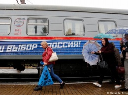 Жителей "ЛНР" и "ДНР" автобусами и поездами доставляли в РФ на выборы