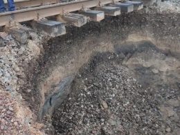 Заметили случайно - в яму под колеей на Буковине засыпали шесть вагонов гравия