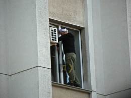 Угрожал выброситься из окна: переселенец с Донбасса требовал включить свет в захваченном здании и отправить в отставку губернатора