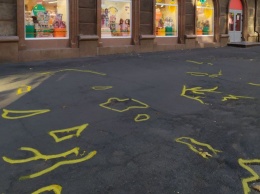 Если власти так не видят: в Николаеве обвели желтой краской ямы на тротуаре (ВИДЕО и ФОТО)